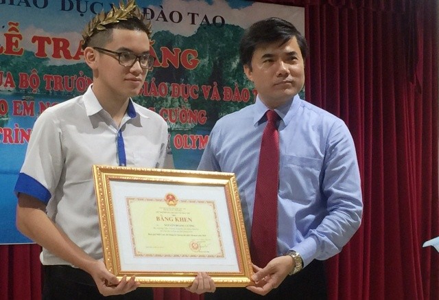 Phó Vụ trưởng Bùi Văn Linh trao Bằng khen của Bộ GD&ĐT cho nhà vô địch Olympia 2018 Nguyễn Hoàng Cường