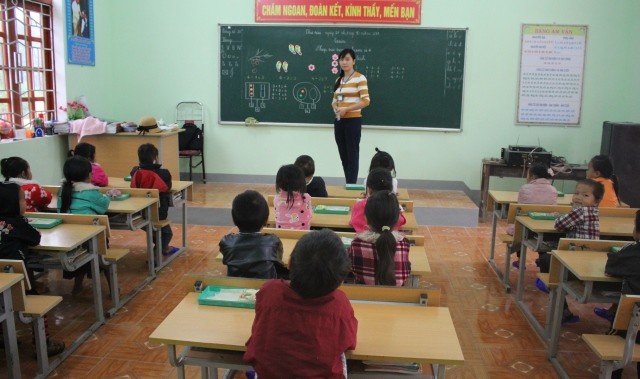 Cô và trò Trường PTDTBT Tiểu học Sủng Trà (huyện Mèo Vạc) được dạy và học trong phòng học mới do Tập đoàn Than- Khoáng sản Việt Nam tài trợ