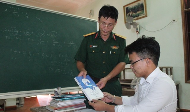 Tân sinh siên Phạm Trần Anh nhận món quà từ bố, đó là những cuốn sách nâng cao về môn Toán