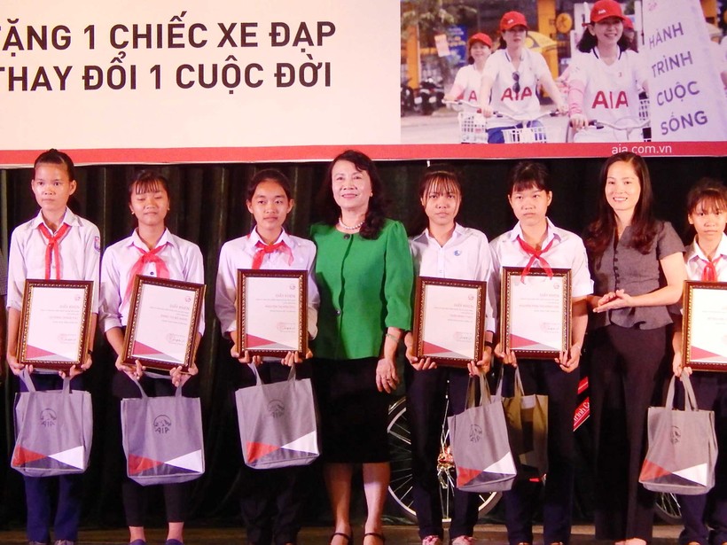 Thứ trưởng Nguyễn Thị Nghĩa trao quà cho trẻ em có hoàn cảnh khó khăn

