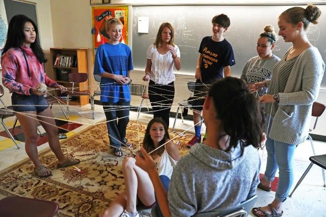 Các HS đang thực hành bài tập tương tác trong một lớp học hội thảo đầu cấp, diễn ra hôm 19/9 tại trường trung học Monticello (quận Albemarle, bang Virginia)