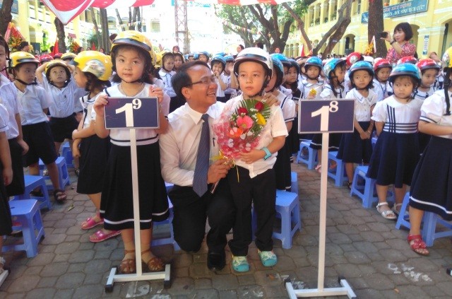 Ông Nguyễn Đình Vĩnh – Giám đốc Sở GD&ĐT Đà Nẵng tặng hoa cho HS lớp Một trong lễ khai giảng năm học 2018 – 2019 tại Trường Tiểu học Phù Đổng