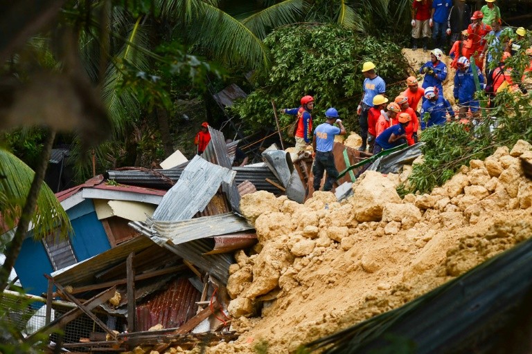 Lực lượng cứu hộ tìm kiếm những người sống sót tại địa điểm lở đất ở thành phố Naga, trên đảo du lịch nổi tiếng Cebu của Philippines