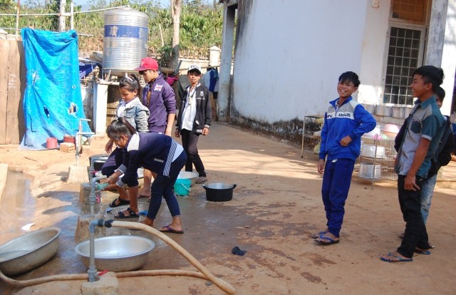 Trường học ở xã Mô Rai (huyện Sa Thầy) và xã Hiếu (huyện Kon Plông) còn có nhiều phòng ở tạm, thiếu công trình vệ sinh, nước sạch