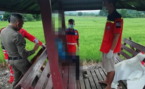 Người đàn ông Thái Lan ngồi cạnh xác chết suốt một tiếng mà không biết 
