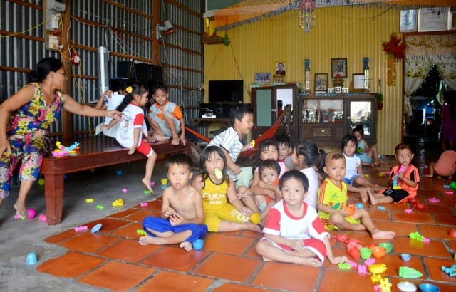 Điểm giữ trẻ huy động hàng chục em nhỏ tại xã Vĩnh Hội Đông, huyện An Phú, An Giang