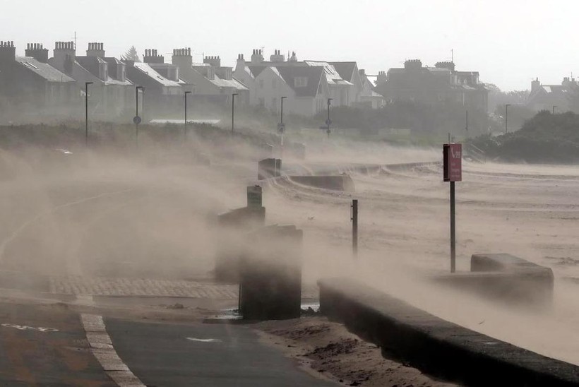 Hai trận bão ập vào phía Đông nước Anh gây hậu quả nặng nề