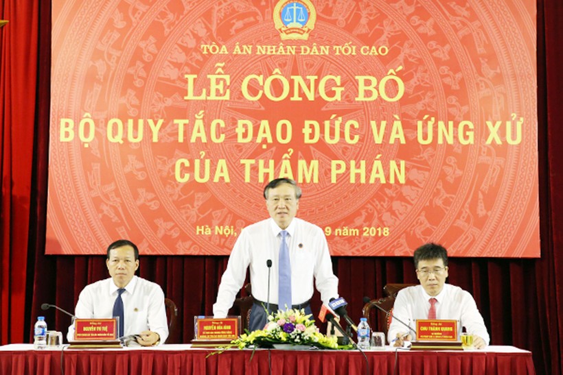 Chánh án TAND tối cao Nguyễn Hòa Bình giải đáp nhiều câu hỏi của phóng viên liên quan đến Bộ Quy tắc