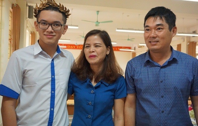 Nguyễn Hoàng Cường hạnh phúc bên bố mẹ (bên trái)