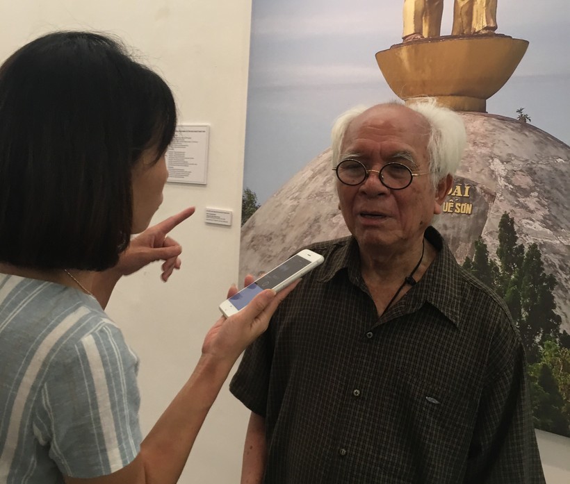 Nhà điêu khắc Tạ Quang Bạo trả lời phóng viên về các tác phẩm 
đạt giải thưởng Hồ Chí Minh
