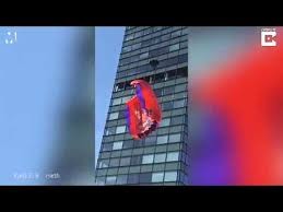 Clip sốc: Liều mạng nhảy dù từ nóc tòa nhà 19 tầng, gặp ngay sự cố đầy đau đớn