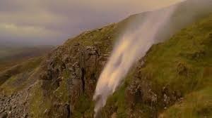 Cảnh thác nước chảy ngược lên trên kì lạ ở Anh