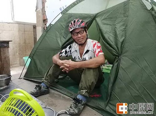 Cụ ông Trung Quốc 71 tuổi một mình đạp xe vòng quanh thế giới 