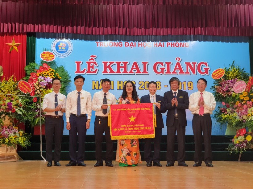 Lãnh đạo UBND thành phố Hải Phòng tặng Cờ thi đua xuất sắc cho tập thể lãnh đạo Trường Đại học Hải Phòng