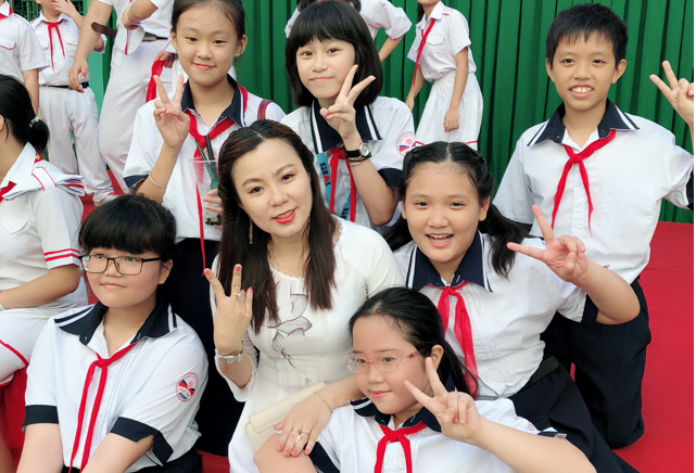 Cô giáo Nguyễn Thị Thanh Thủy cùng học trò trong lễ khai giảng năm học mới