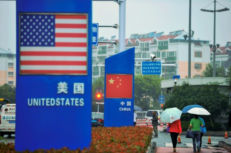 Cờ Mỹ và Trung Quốc bên ngoài một cửa hàng bán hàng hóa nhập khẩu tại Thanh Đảo, một ngày sau khi Bắc Kinh công bố thêm 60 tỷ USD tiền thuế trả đũa vào hàng hóa Mỹ