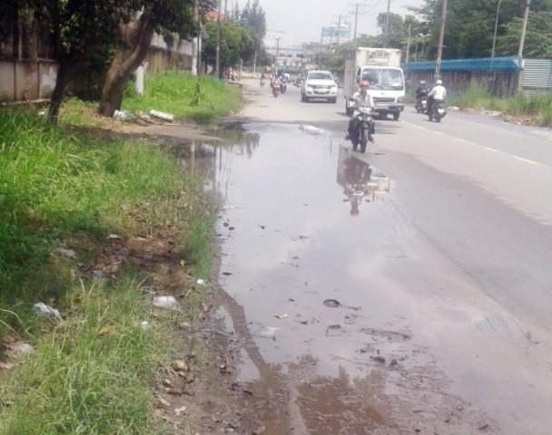 Các phương tiện giao thông phải lấn sang làn đường bên cạnh vì “ao nước” (ảnh chụp ngày 21/ 9/2018)