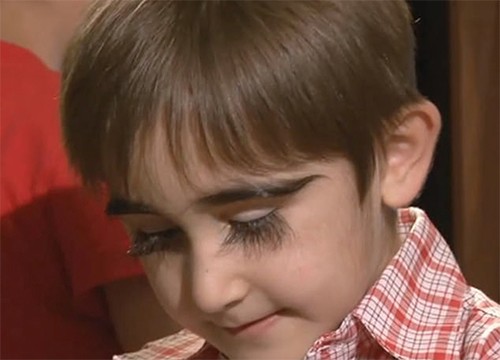 Cậu bé 11 tuổi có cặp lông mi dài nhất nước Nga 