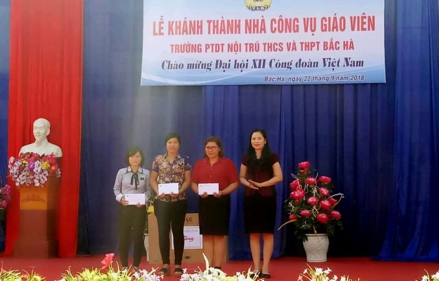 Bà Nguyễn Thị Bích Hợp (ngoài cùng bên phải) trao quà của CĐGD Việt Nam cho các nhà giáo có hoàn cảnh đặc biệt khó khăn, nhân lễ khánh thành và bàn giao nhà công vụ