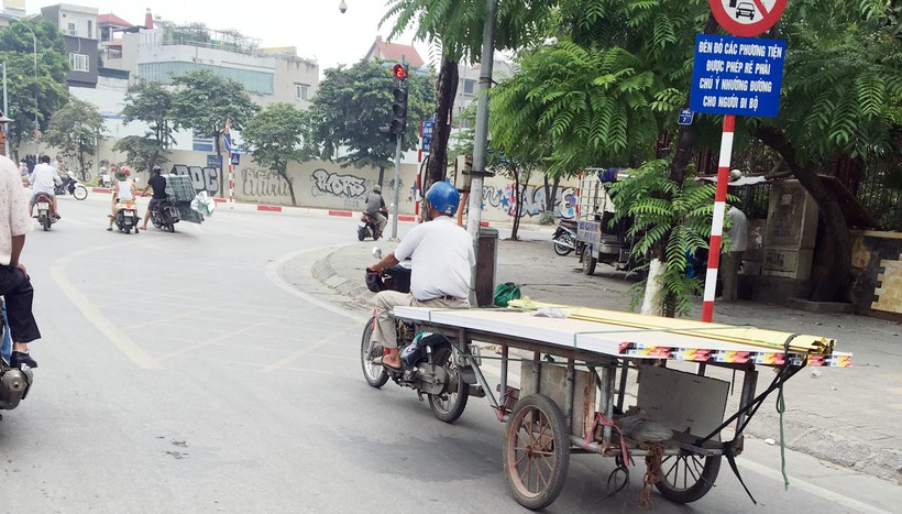 Xe tự chế chở cồng kềnh băng băng trên đường Liễu Giai (Ba Đình, Hà Nội)