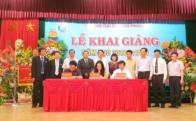 Lễ ký kết hợp tác toàn diện giữa Trường ĐH Hải Phòng với Trường ĐH Sư phạm Hà Nội và Trường ĐH Thương mại Hà Nội tại lễ khai giảng