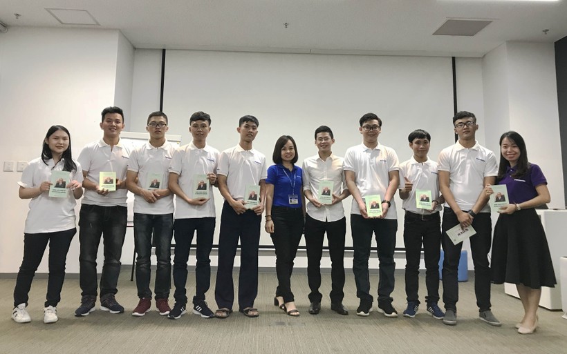 Các sinh viên xuất sắc nhận học bổng Panasonic 2017 trong buổi đào tạo kỹ năng mềm và nhận quà tặng về Nhà sáng lập Tập đoàn Panasonic Konosuke Matsushita