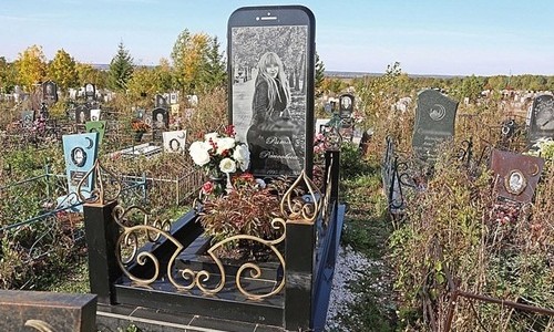 Bia mộ hình iPhone gây chú ý ở Nga 