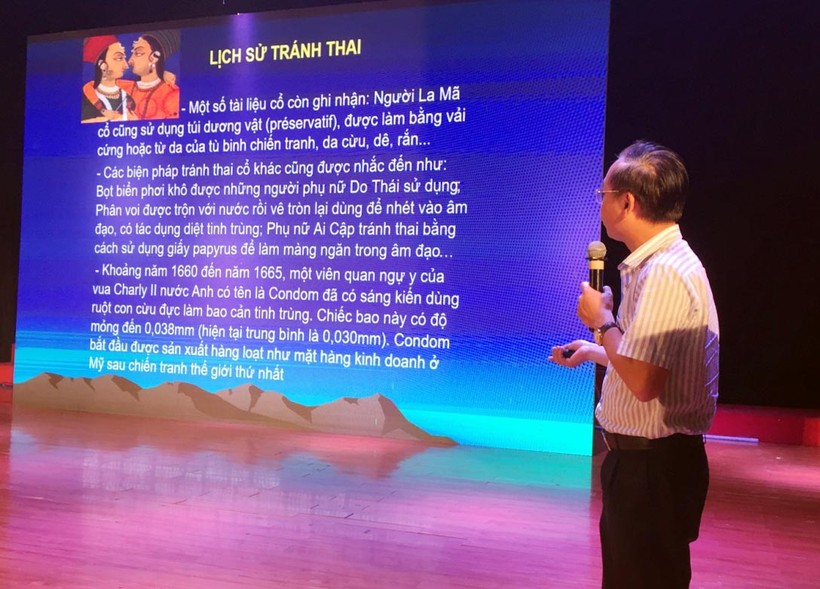 Ông Mai Trung Sơn, Phó Vụ trưởng Vụ Quy mô DS -KHHGĐ, Bộ Y tế trình bày thực trạng phá thai ở Việt Nam và thế giới trong Hội nghị hưởng ứng Ngày tránh thai thế giới