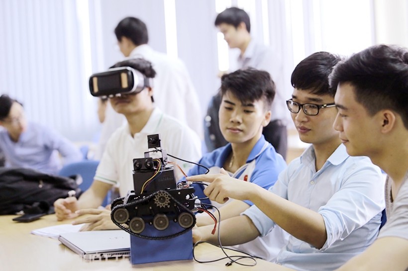 Sinh viên Đại học Bách khoa Hà Nội chế tạo robot cứu nạn ứng dụng công nghệ thực tế ảo
