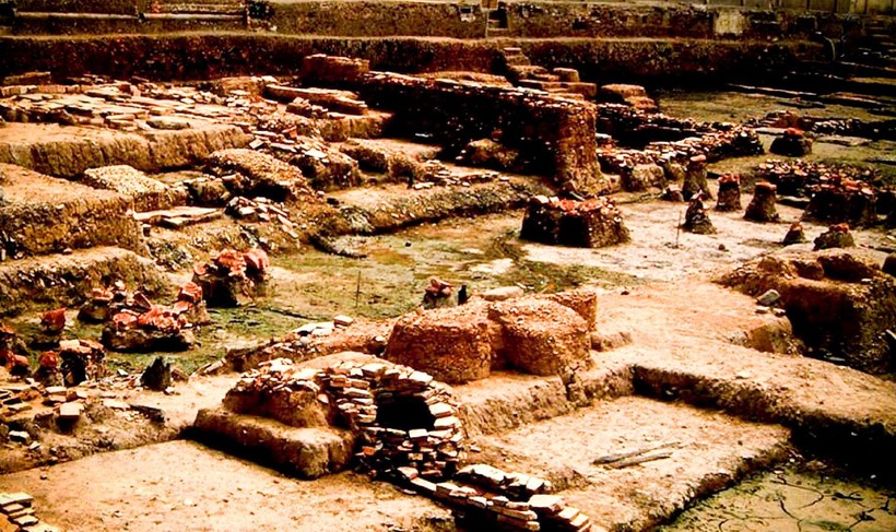 Khai quật tại Khu di tích Hoàng thành Thăng Long, các nhà khảo cổ tìm kiếm được nhiều tầng kiến trúc văn hóa từ thời Lý đến thời Nguyễn