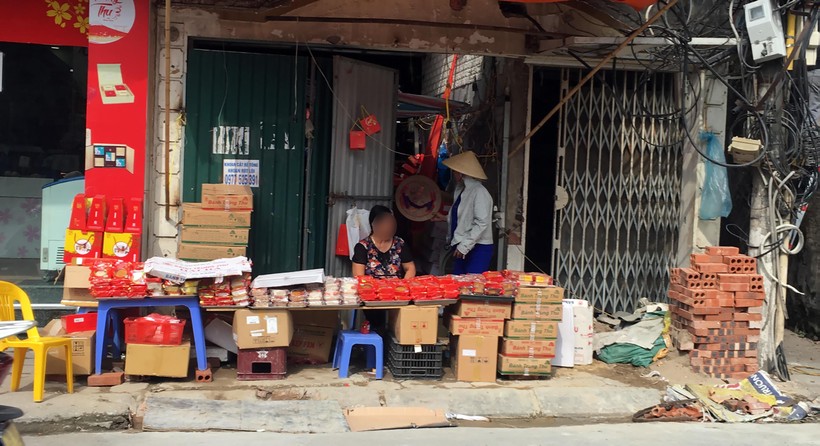 Quầy bánh Trung thu “đại hạ giá” được bày bán la liệt trên phố Trương Định, quận Hai Bà Trưng, Hà Nội (Ảnh chụp ngày 26/9, tức 17/8 âm lịch)