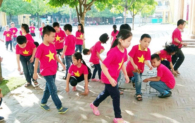 Giờ hoạt động ngoài trời của HS Trường Tiểu học Lê Hồng Phong (TP Bắc Giang)