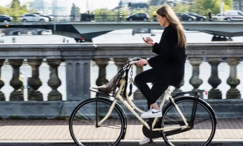 Hà Lan sẽ cấm người đi xe đạp sử dụng điện thoại di động