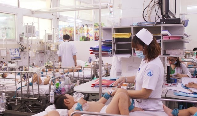 Trẻ đang điều trị bệnh tay chân miệng tại Bệnh viện Nhi đồng 1 (TPHCM)
