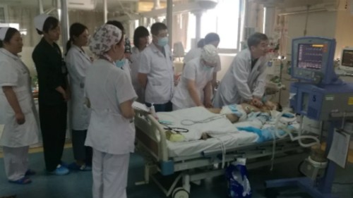 30 y bác sĩ Trung Quốc thay phiên hồi sức cho em bé 8 tuổi