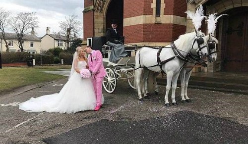 Chồng bỏ mặc vợ trong ngày cưới để đi chăm lợn cưng