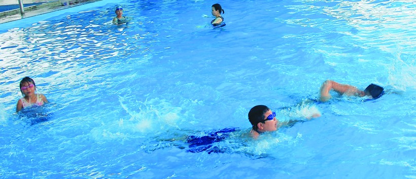 Bể bơi đã góp phần giúp các em nhỏ học được kỹ năng phòng chống đuối nước