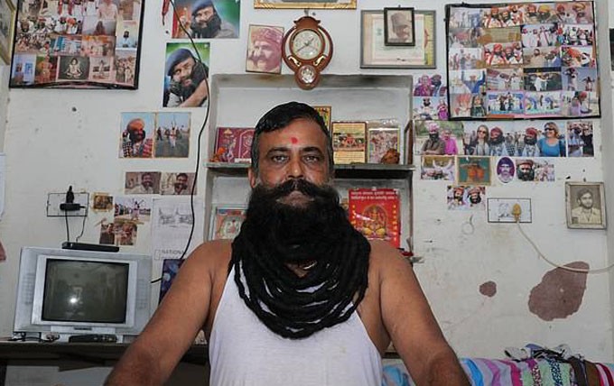 Người đàn ông Ấn Độ nuôi bộ ria mép dài gần 7m hơn 30 năm