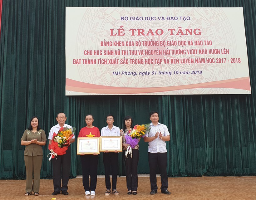 Ông Doãn Hồng Hà, Phó Vụ trưởng Vụ Giáo dục chính trị và Công tác học sinh, sinh viên trao Bằng khen cho học sinh và bà Đỗ Thị Hòa, Phó Giám đốc sở GD&ĐT Hải Phòng tặng hoa cho phụ huynh.

