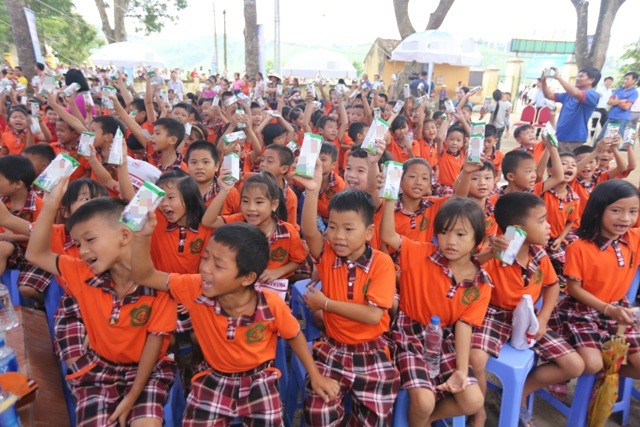  Các em học sinh Việt Nam hào hứng với ly sữa trên tay trong một buổi sinh hoạt tập thể.