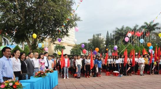 Các đại biểu và học sinh tham dự Lễ khai mạc