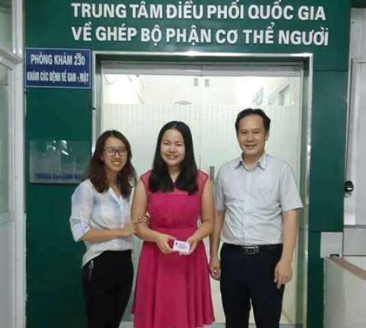 Chị Lê Hương Giang (ở giữa) đã tới Trung tâm Điều phối Ghép tạng quốc gia đăng ký hiến mô tạng