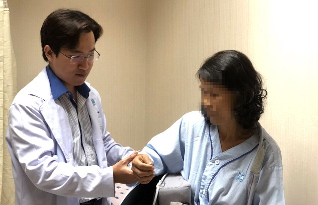 ThS.BS Nguyễn Phúc Thịnh đang thăm khám cho người bệnh