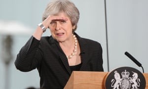 Bà Theresa May đang phải vật lộn trong khi giờ khắc ra đi sắp điểm