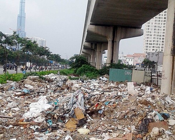 Bãi rác hình thành từ lâu dưới gầm cầu (ảnh chụp ngày 29/9/2018)