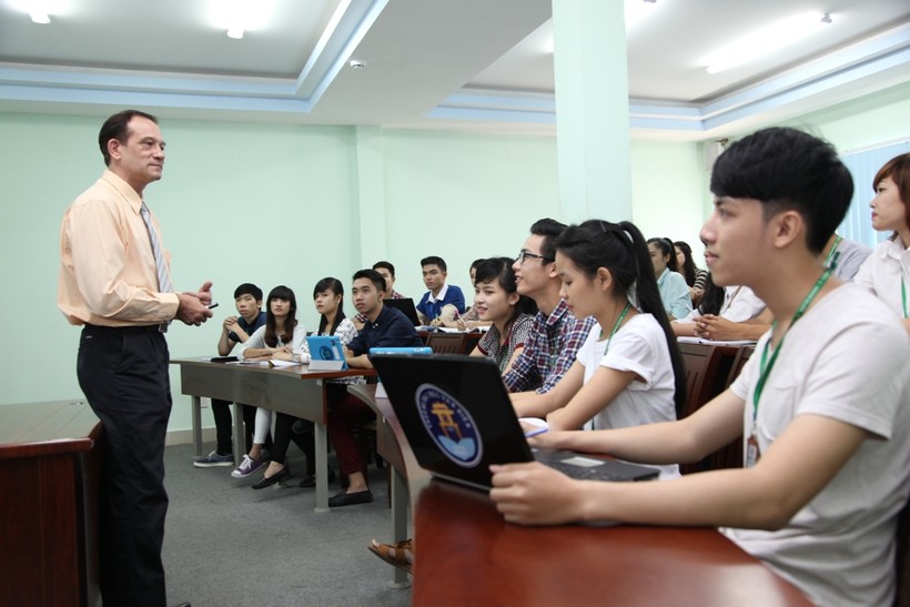 Sinh viên sư phạm chuyên ngành tiếng Anh trao đổi kinh nghiệm với giảng viên nước ngoài