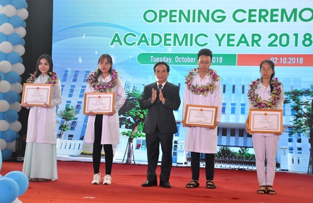 PGS.TS Nguyễn Ngọc Vũ - Giám đốc ĐH Đà Nẵng - trao thưởng 4 tân SV đạt thành tích thủ khoa các ngành tuyển sinh năm 2018