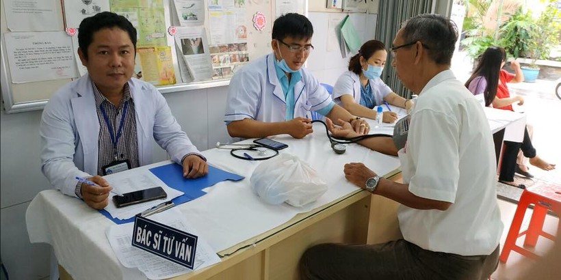 Một buổi thăm khám tư vấn cho bệnh nhân của bác sĩ Bình và đồng nghiệp