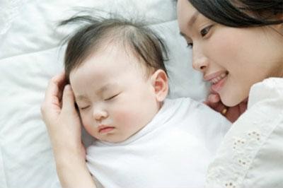 5 lý do thuyết phục cha mẹ không nên cho trẻ sơ sinh nằm gối