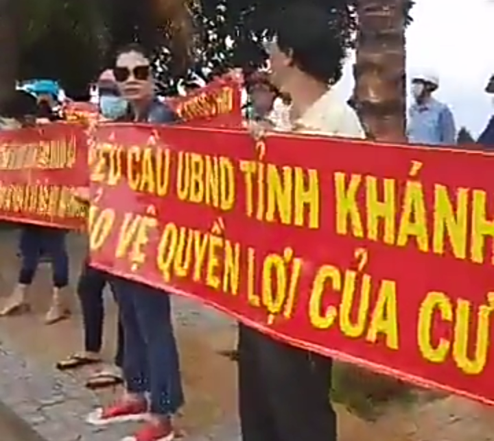 Người dân tụ tập phản đối chủ đầu tư chậm giao nhà trước cổng UBND tỉnh Khánh Hòa